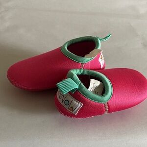 Minnow baby infant girl Sz 5 water swim shoes watermelon pink new non slip
